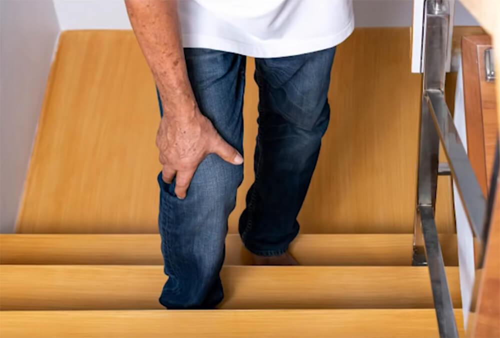 Η ρήξη μηνίσκου σε μεγαλύτερους ασθενείς συνήθως συμβαίνει μετά από μία απλή κίνηση, όπως όταν ανεβοκατεβαίνουμε τις σκάλες.